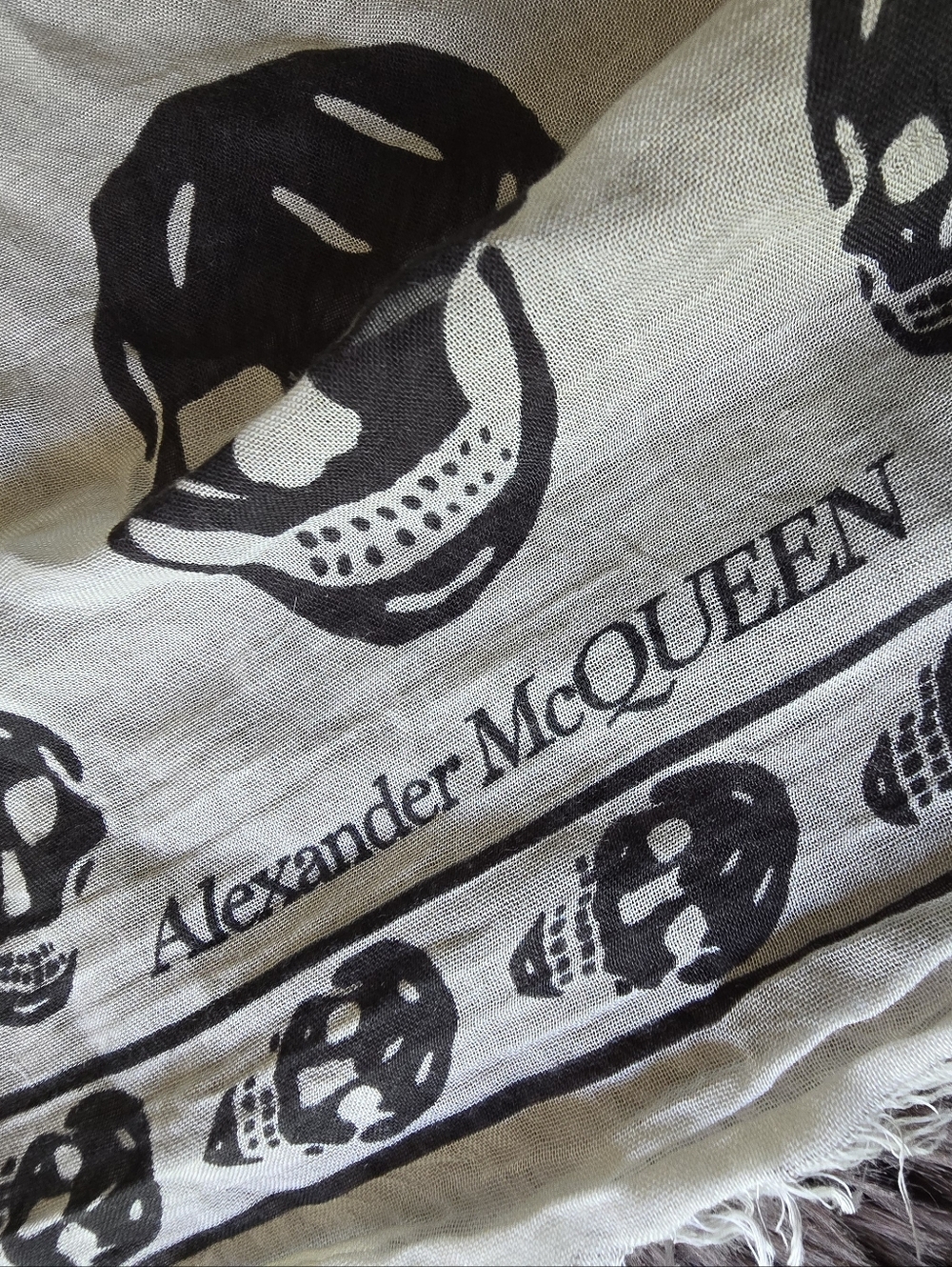 Alexander McQueen Black and Red Skull Print Scarf - Picture 6 of 6